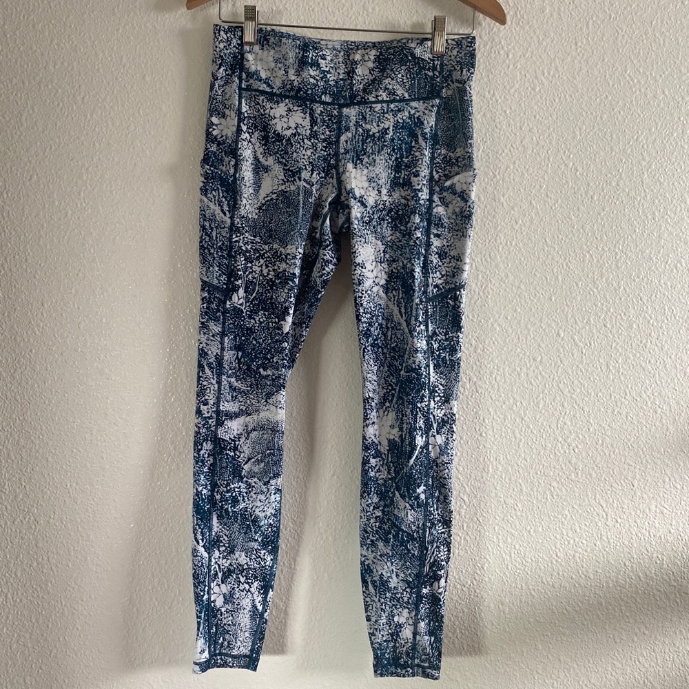 LULULEMON SIZE 8 blue white floral legginngs